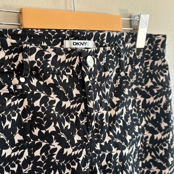 MDKNYC Black & White Print Cotton Slim Cut Ankle Pant - Picture 4 of 15